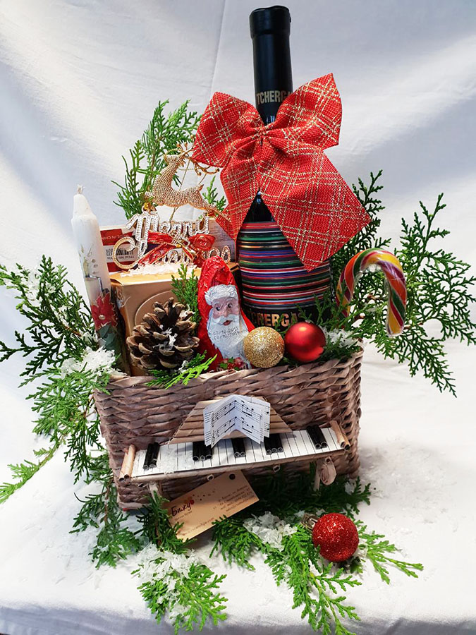 Basket - piano, red wine and chocolate