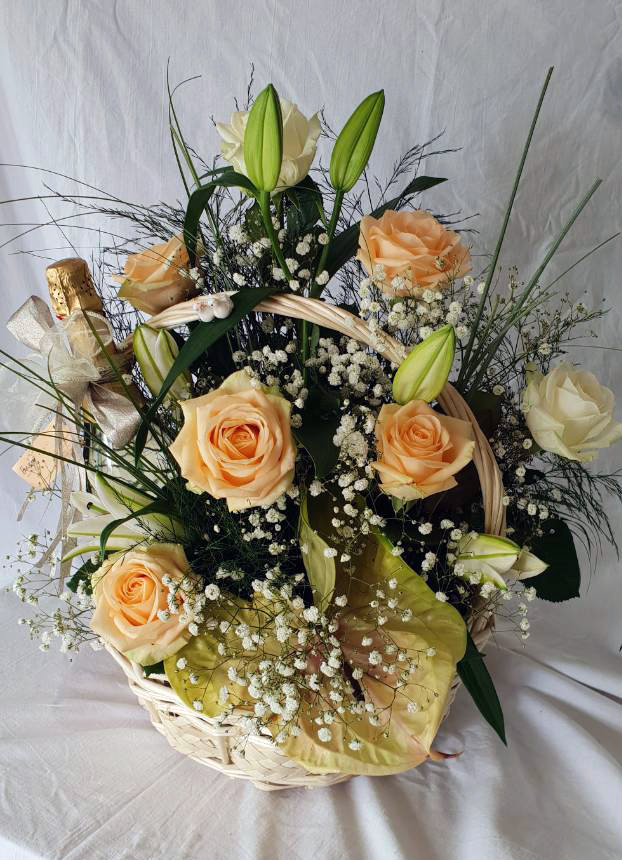 Basket with roses and champagne with 24 carat gold particles