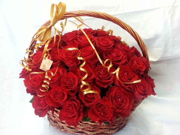 Chicago Red Roses Basket