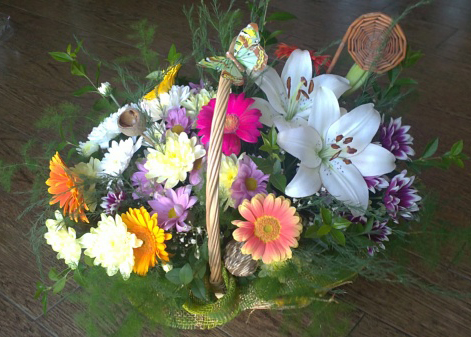 Basket with natural flowers - Colorful mood