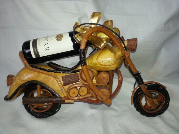 Подарък - дървен мотор и бутилка вино