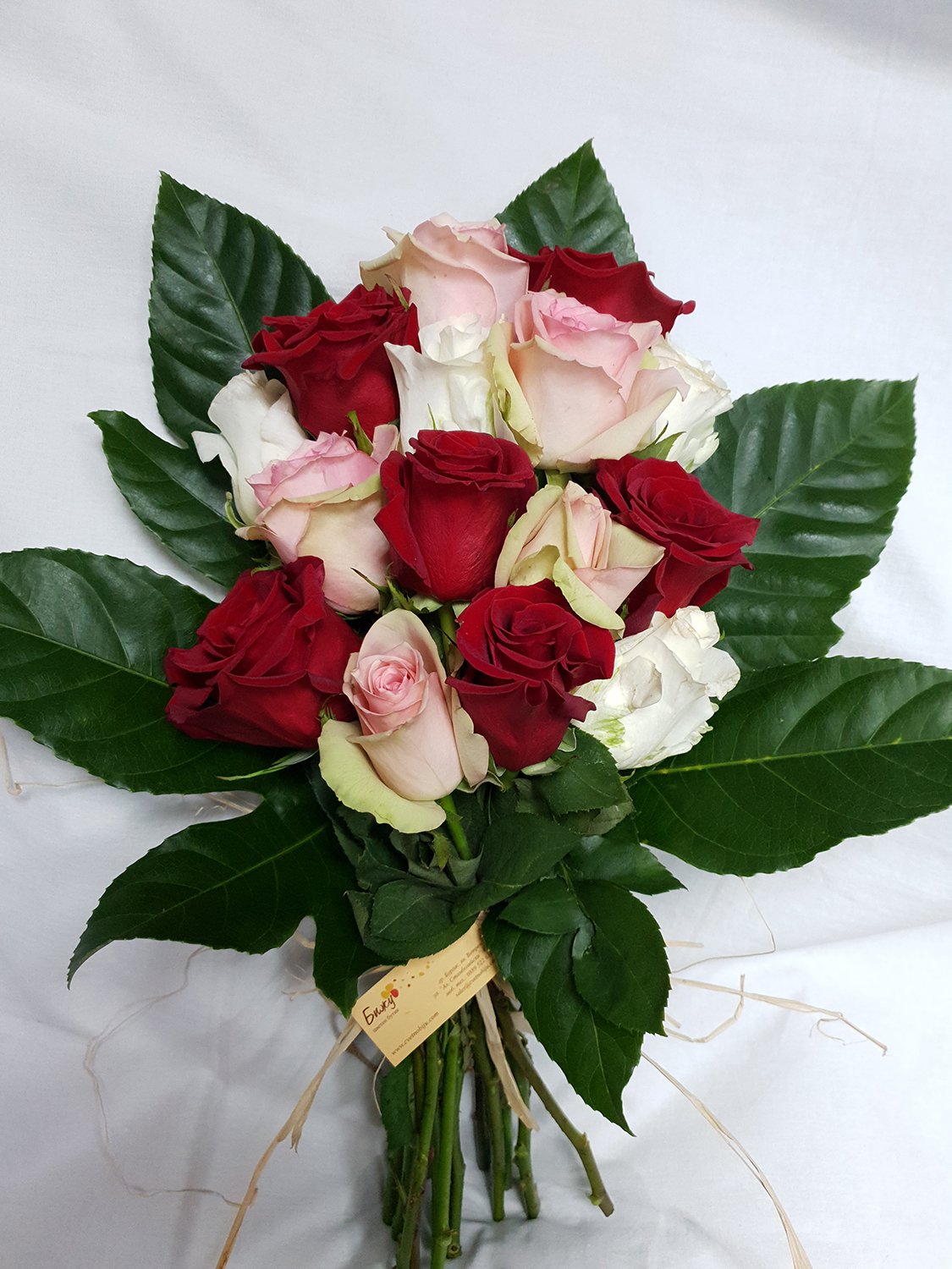 Букет от бели и червени рози