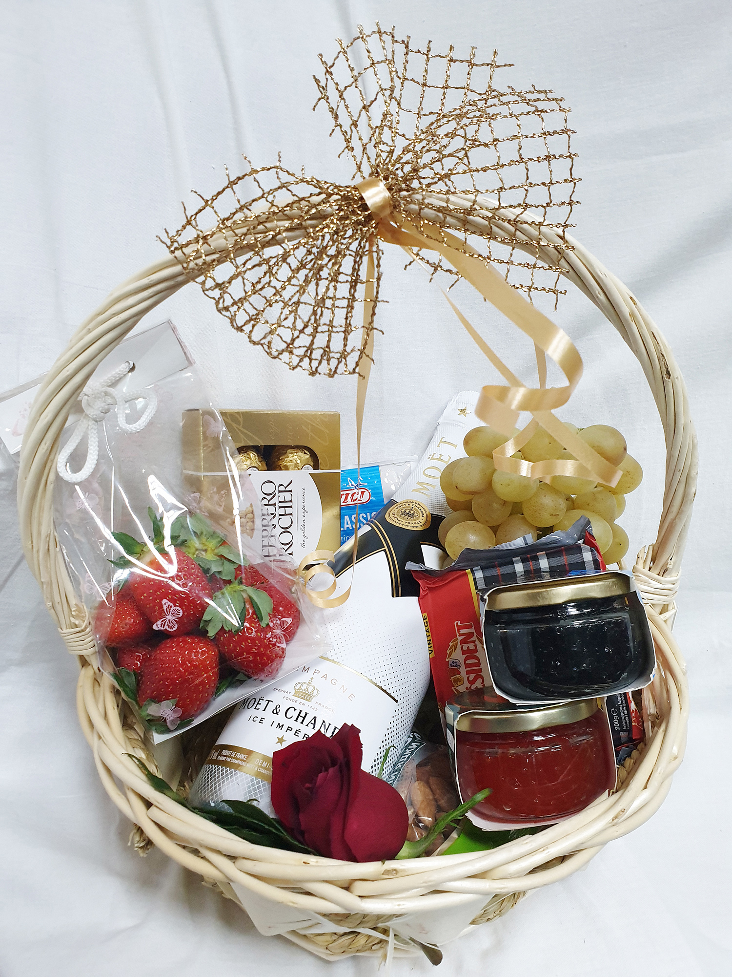Gift basket - MOET, caviar, strawberries