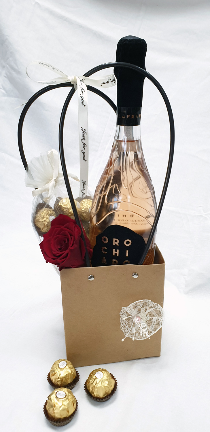 ORO CHIARO and Rose in a gift basket