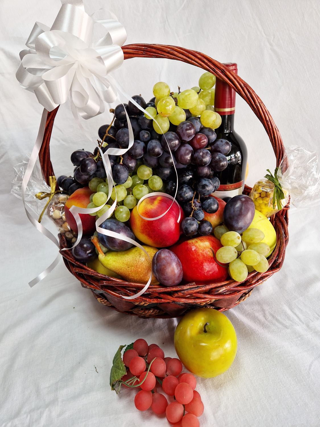 Кошница за подарък с грозде и плодове и вино