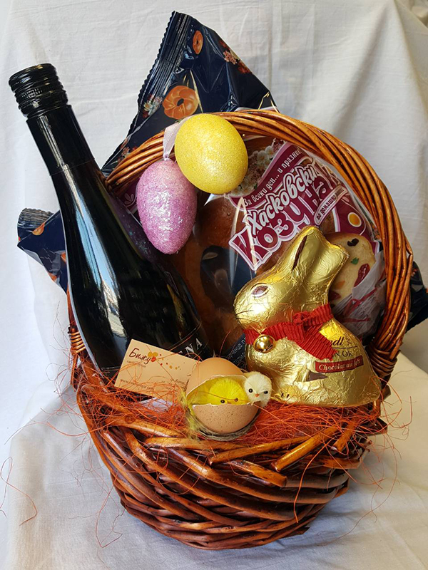 Великденска кошница "Козунак, вино и шоколадов заек"