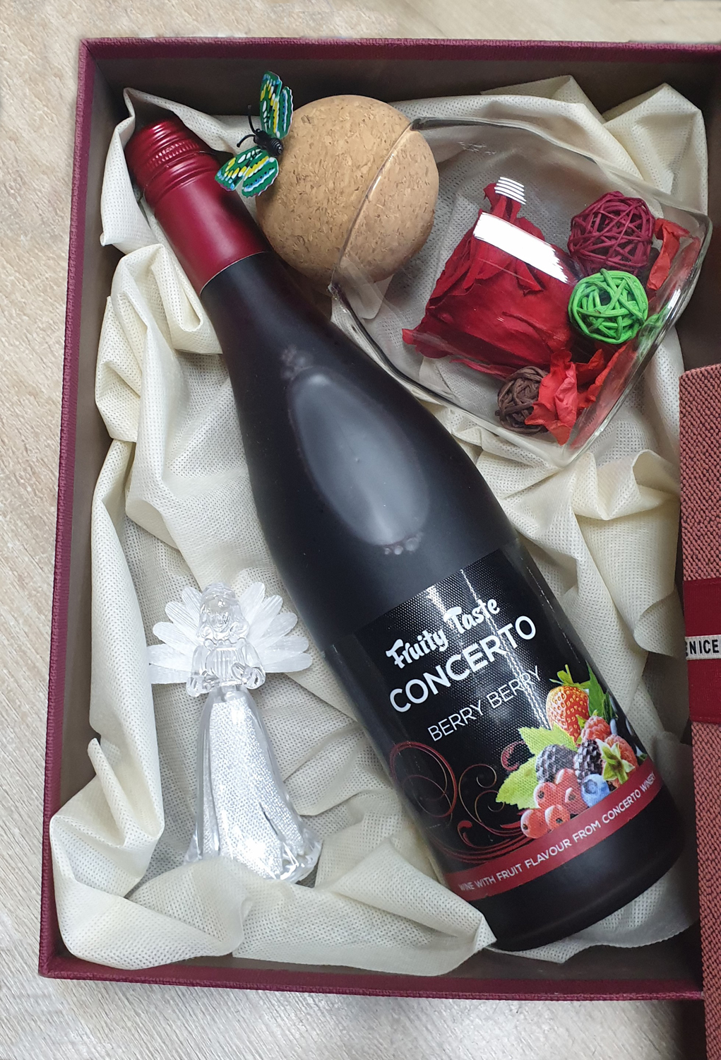Луксозна кутия с вино - Bery Bery и вечна роза в стъклен съд