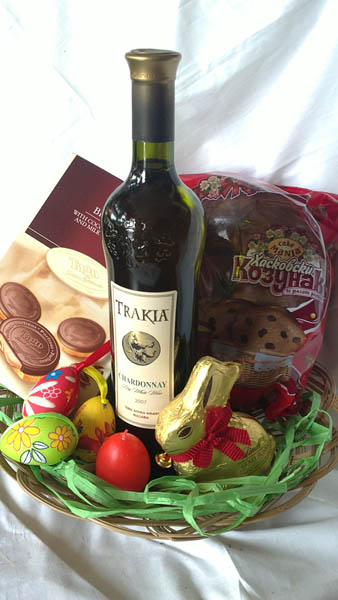 Великденска кошница с вино и козунак